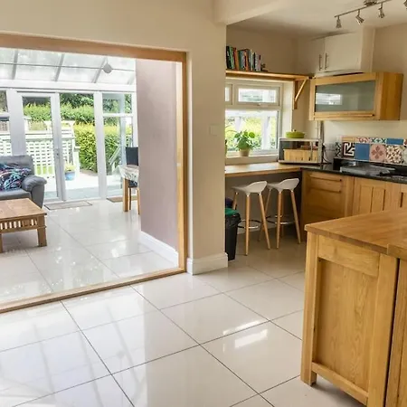 Spacious 3 Bed House, Enclosed Garden And Parking *