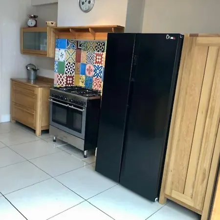 Spacious 3 Bed House, Enclosed Garden And Parking Casa de Férias