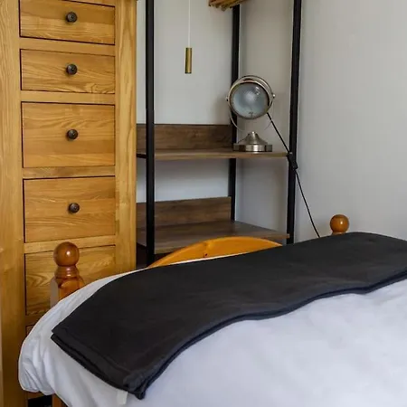 펜션 Spacious 3 Bed House, Enclosed Garden And Parking *
