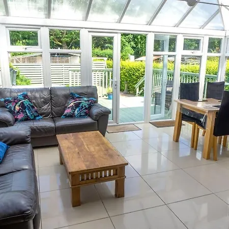 Spacious 3 Bed House, Enclosed Garden And Parking 케직