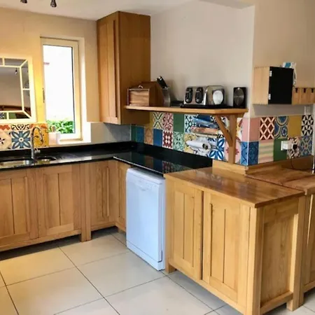 펜션 Spacious 3 Bed House, Enclosed Garden And Parking *