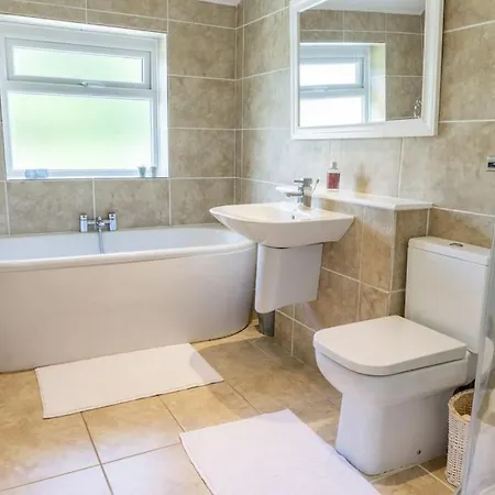 Spacious 3 Bed House, Enclosed Garden And Parking * 케직