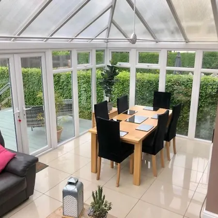 펜션 Spacious 3 Bed House, Enclosed Garden And Parking *