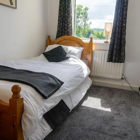 Spacious 3 Bed House, Enclosed Garden And Parking *