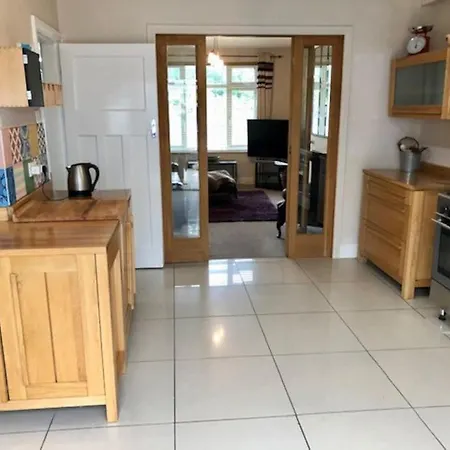 Spacious 3 Bed House, Enclosed Garden And Parking * 케직