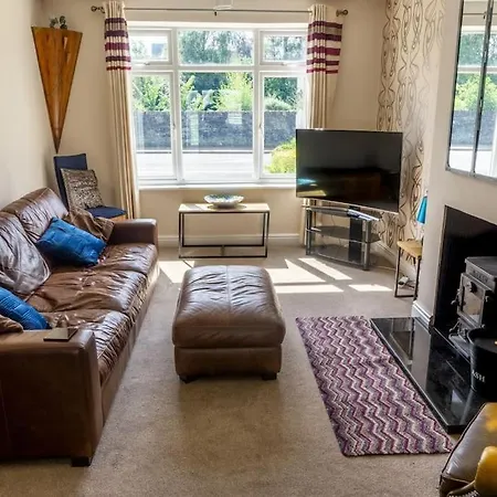 Spacious 3 Bed House, Enclosed Garden And Parking *